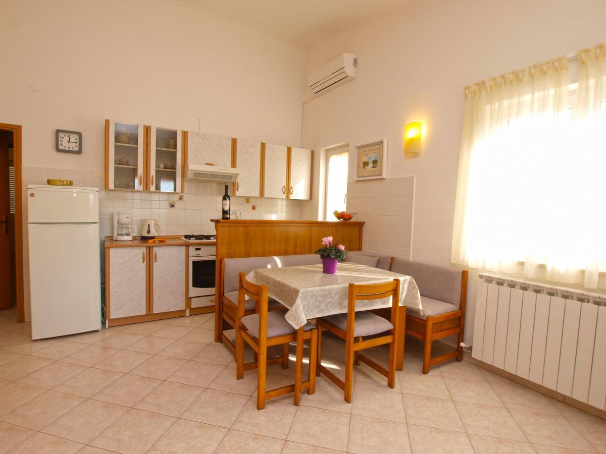 Apartments Iva 1534 Pula Buitenkant foto