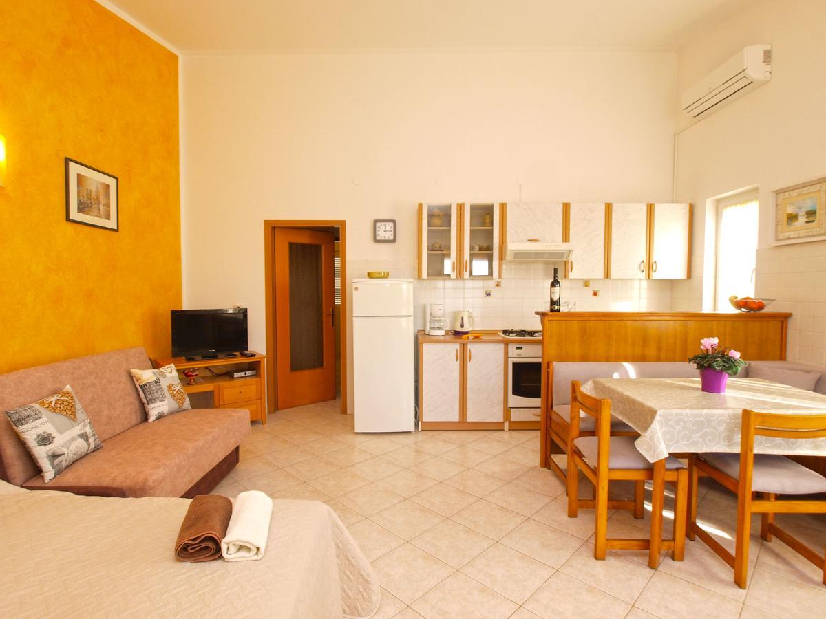 Apartments Iva 1534 Pula Buitenkant foto